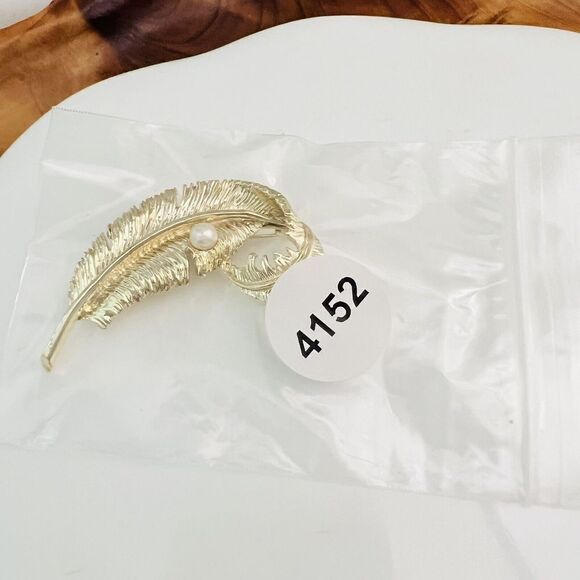 Vintage Gerry's Brooch Gold Tone Feather with Faux Pearl Signed 4152 - Picture 8 of 8